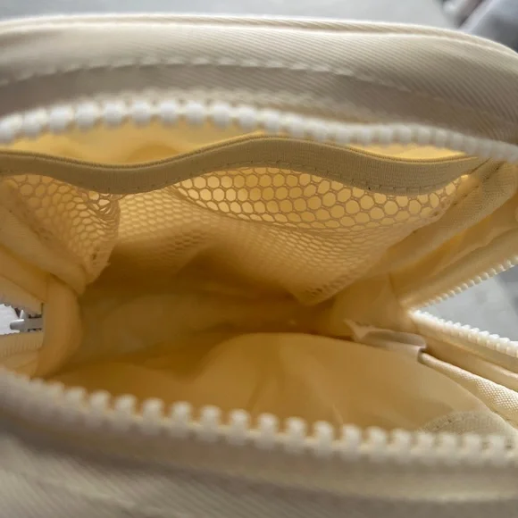 Thread Wallets - Off White Crossbody bag NWT - Picture 3 of 4